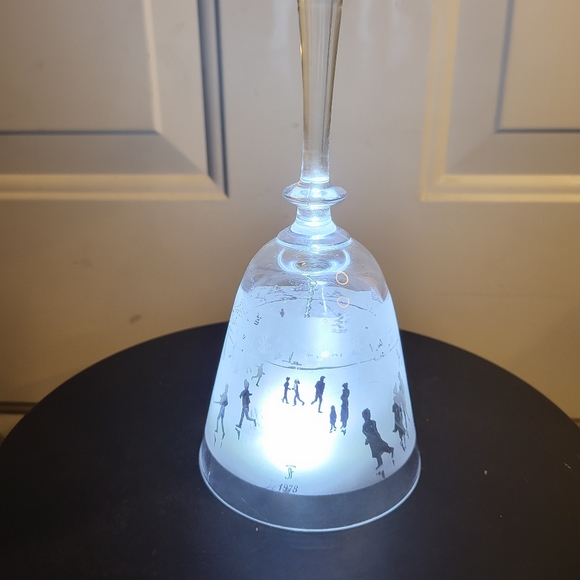 Fenton Crystal Winter Skating Scene Bell 1978 - Picture 8 of 9